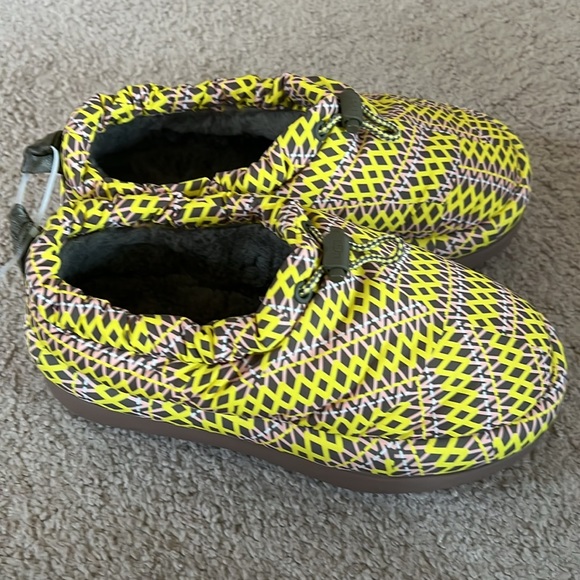 UGG Women’s Maxi Heritage Braid Clog - Picture 2 of 16